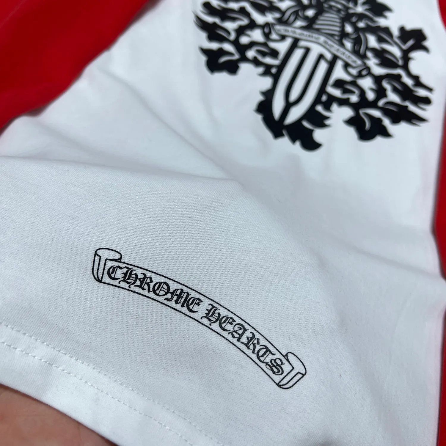 P160 Chrome Hearts🍁Long T series🍁 Available simultaneously at counters❤️ Chrome red and white color-blocked bayonet and sword long-sleeved T-shirt Printed and dyed with imported environmentally friendly glue Specially customized original 1:1 high weight comfortable fabric 🌈Recommended color: red and white colorblocking🌈 Size: S, M, L, XL